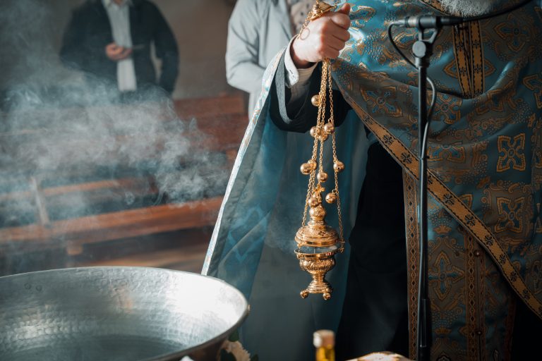 Preotul cădelnițează în timpul botezului Ariei, Paris