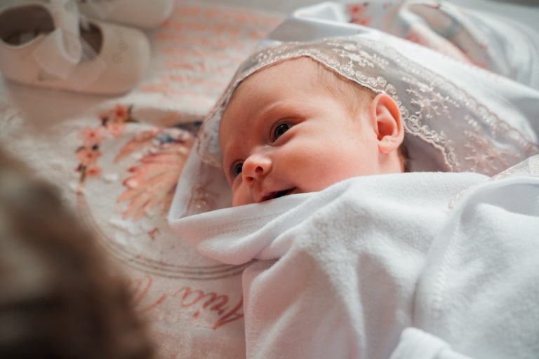 Aria o privește pe nașa sa în timpul botezului, Paris