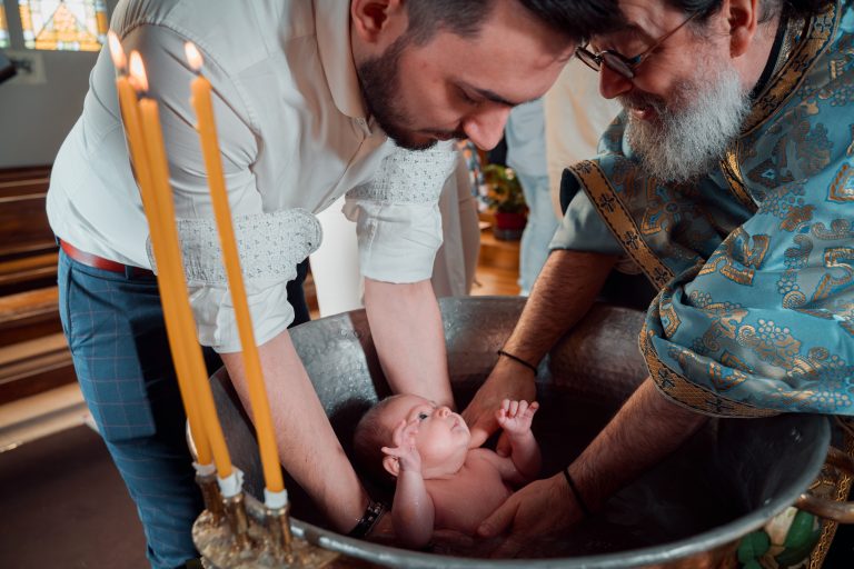 Micuța Aria primește binecuvântarea preotului la botezul din Paris