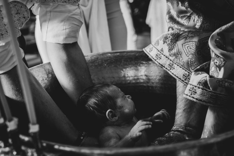 Aria în brațele nașului imediat după slujba de botez, Paris