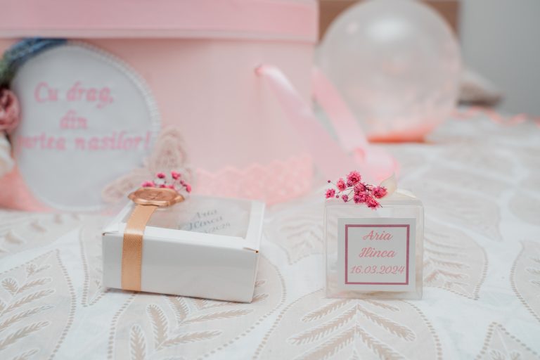 Detaliu cu cutiuțele și bijuteriile Ariei, Paris