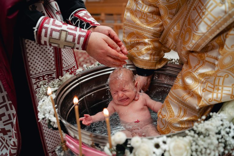 Olivia plânge în cristelniță în timpul botezului, Paris