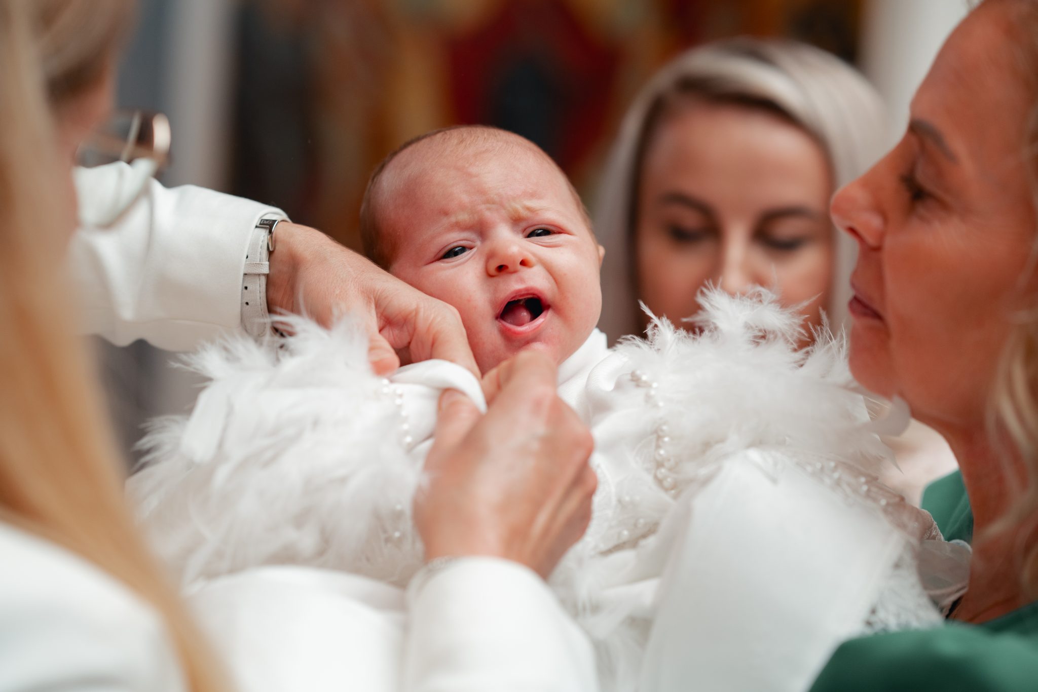 Olivia privește direct în cameră, portret expresiv în biserică