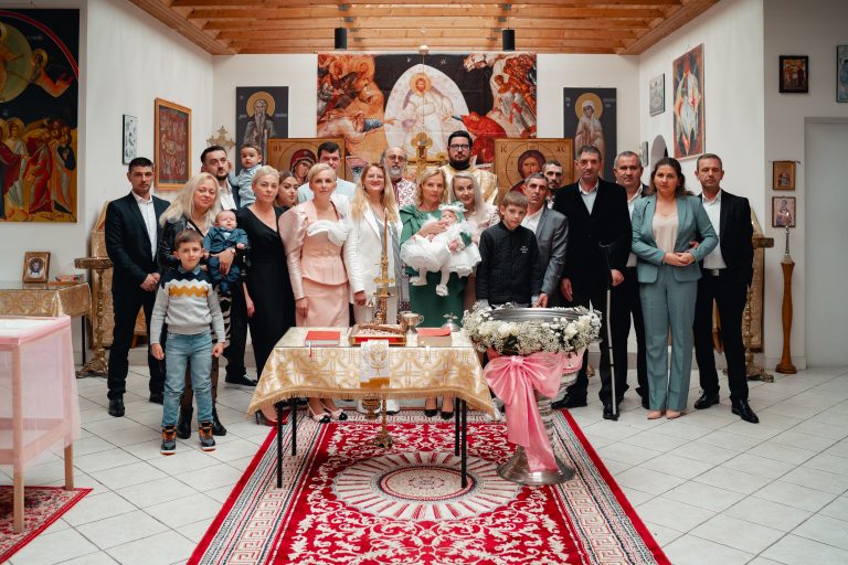 Fotografie de grup cu toți participanții la botezul Oliviei în biserică