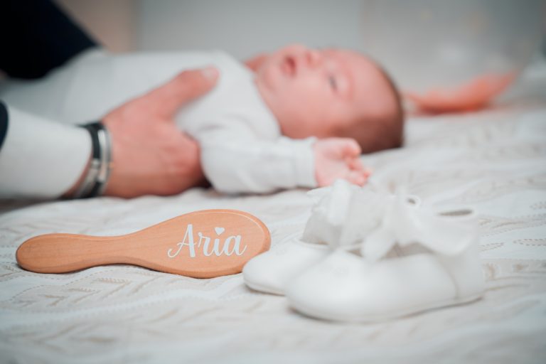 Periuța de păr a Ariei în prim-plan, Aria în fundal neclar, Paris