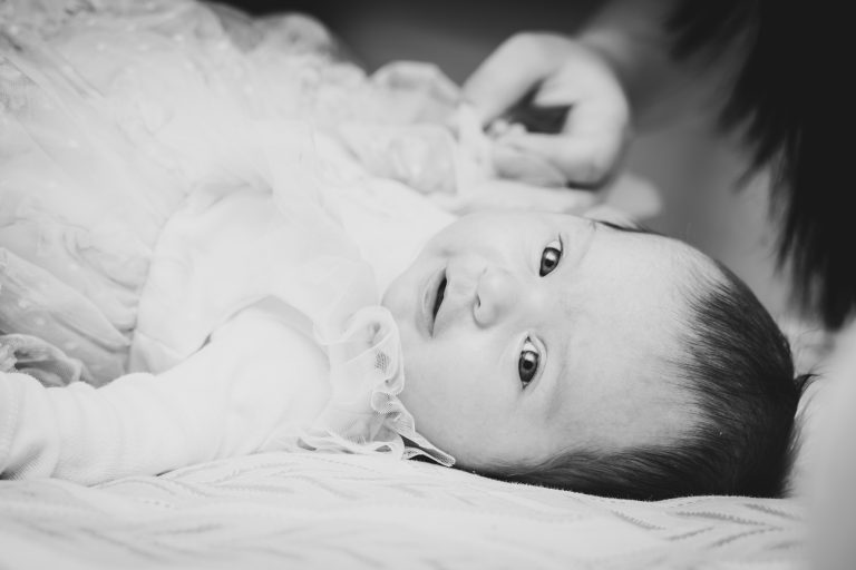 Portret alb-negru cu Aria privind emoționată spre aparat