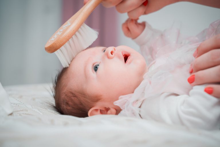 Mama o piaptănă pe Aria cu o periuță de păr personalizată, Paris
