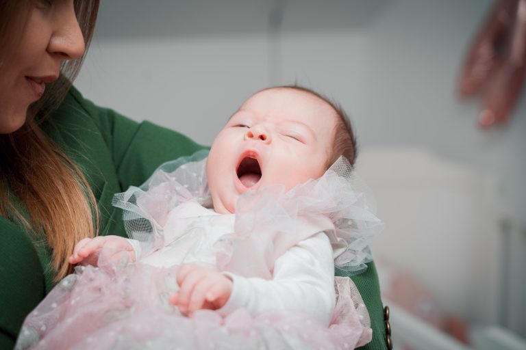 Aria căscând adorabil înainte de botez, Paris