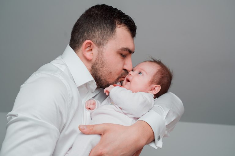 Tatăl o sărută pe micuța Aria, portret din profil, Paris
