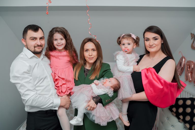 Părinții Ariei și nașa, alături de micuță, înainte de botez, Paris