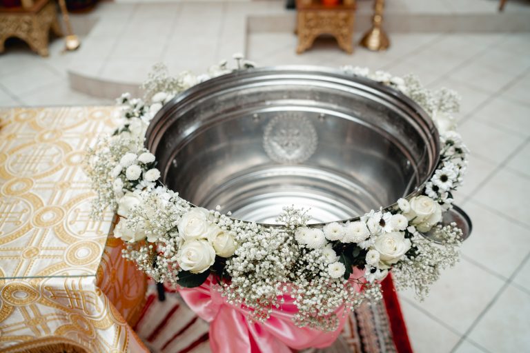 Cristelniță decorată cu flori în biserica botezului Oliviei