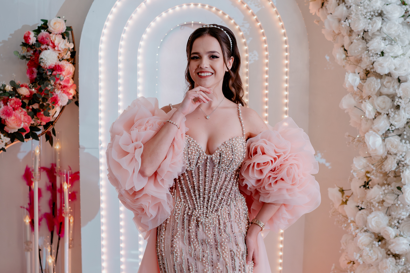 Tânăra sărbătorită în prim-plan la panoul foto, petrecerea de majorat în Ile-de-France, Paris” Titlu: „Alex Gaspar – Photo Booth Paris